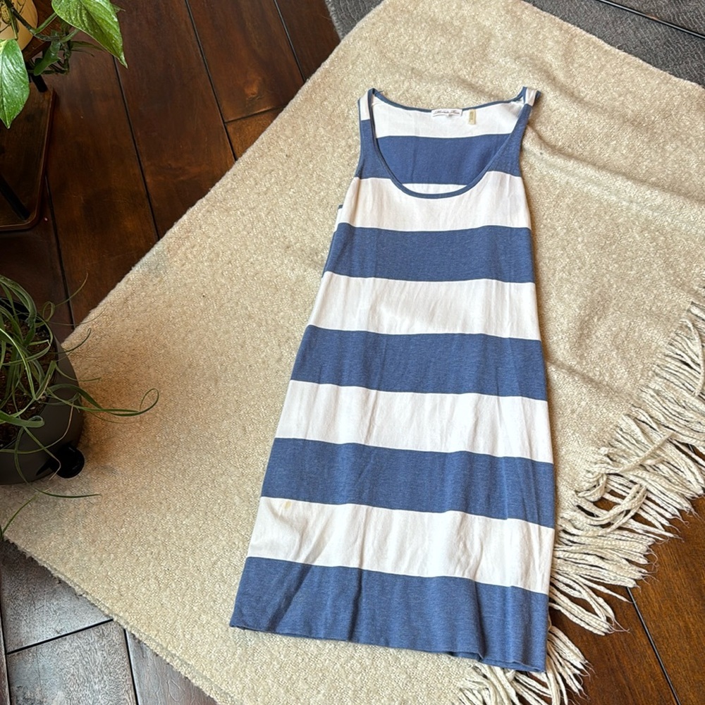 Sexy slim fit dress. Beautiful dress and perfect condition. Size Smalll.
